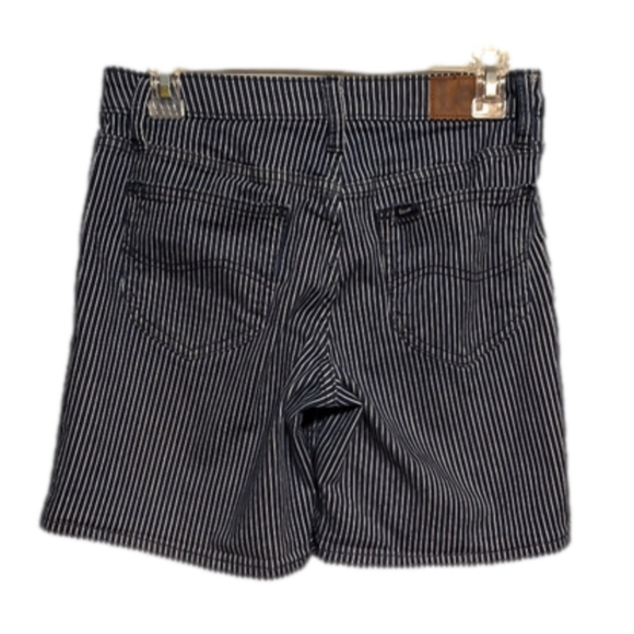 Lee Mid Rise Size 6 Shorts: A Classic, Comfortable and Stylish Choice - Picture 2 of 7
